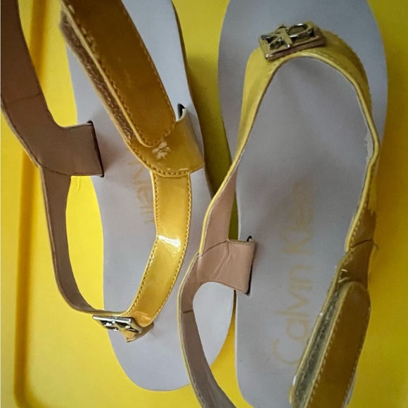Brilliant Yellow Patent Leather Platform Sandals Never Worn Calvin Klein - Picture 7 of 7